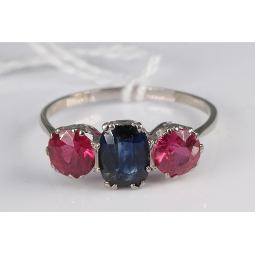 170 - A Sapphire, flanked by two Rubies on white metal, platinum? (approx. 2.2g)