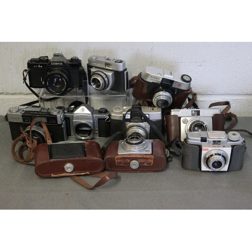 397 - Tray of assorted vintage cameras including Pentax, Ilford and other