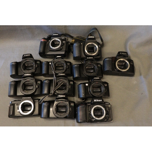 438 - Selection of assorted cameras bodies including canon, EOS 1000, Cannon EOS 500, Pentax P30 etc all d... 