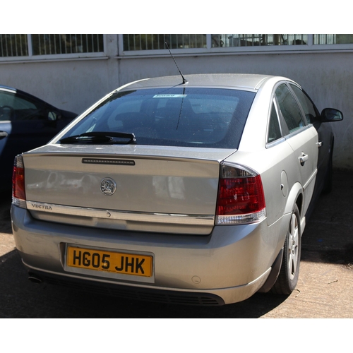 2 - Vauxhall Vectra hatchback 1.8i 5 dr 2005 silver,manual 1800 V5. Service book dealer stamped, two key... 