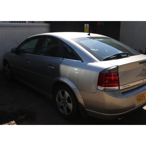 2 - Vauxhall Vectra hatchback 1.8i 5 dr 2005 silver,manual 1800 V5. Service book dealer stamped, two key... 