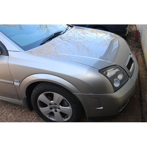 2 - Vauxhall Vectra hatchback 1.8i 5 dr 2005 silver,manual 1800 V5. Service book dealer stamped, two key... 