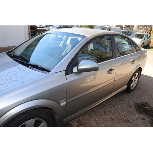 2 - Vauxhall Vectra hatchback 1.8i 5 dr 2005 silver,manual 1800 V5. Service book dealer stamped, two key... 