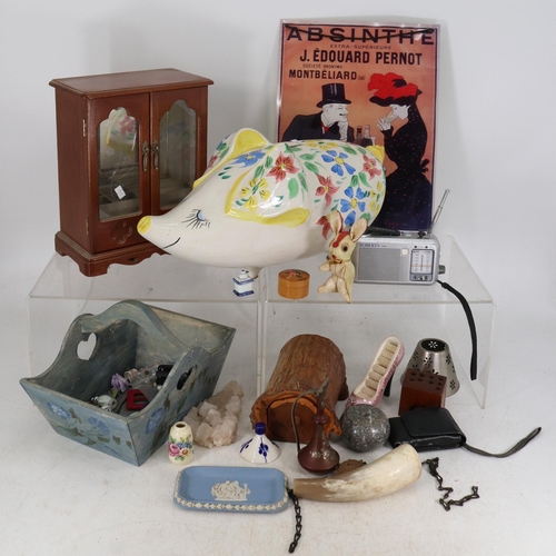 343 - Mixed  lot to include a large Arthur Wood piggy bank (note damage) and other ceramics