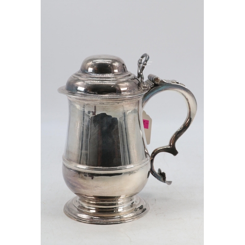 30 - An 18th Century silver hallmarked lidded tankard (approx. 910g) with matching hallmarks to base and ... 