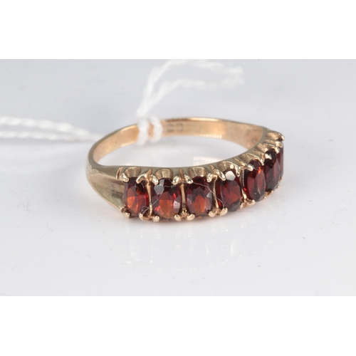 214 - A gold (hallmarks rubbed) garnet ring (approx. 2.6g)