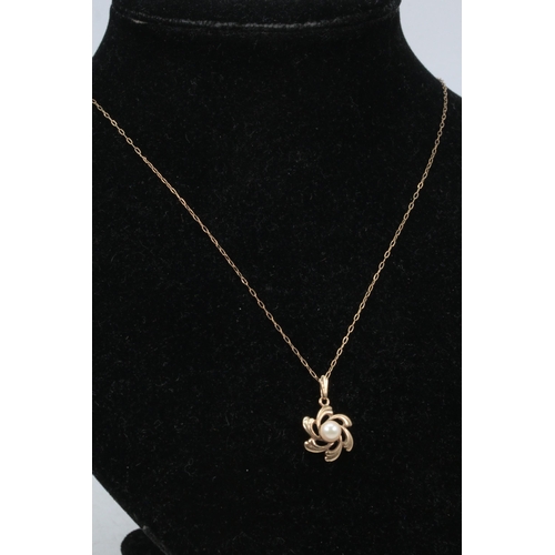 216 - A 9ct gold fine chain with 9ct gold pendant (approx. weight 2.9g)