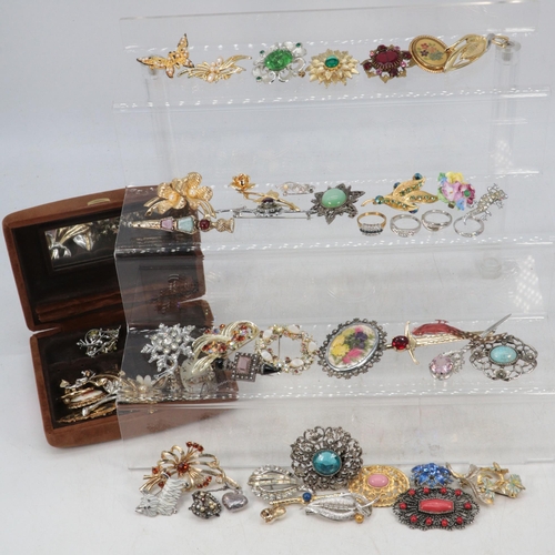 225 - A selection of decorative costume brooches