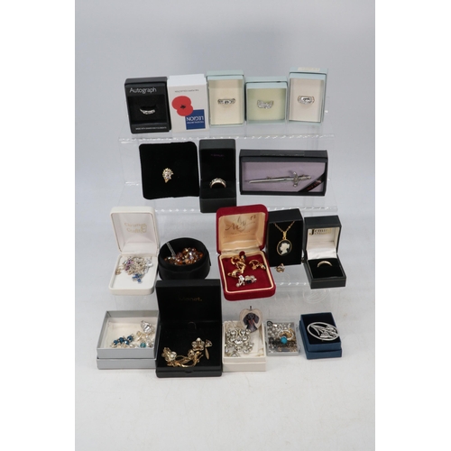 228 - A large quantity of costume jewellery rings, brooches etc