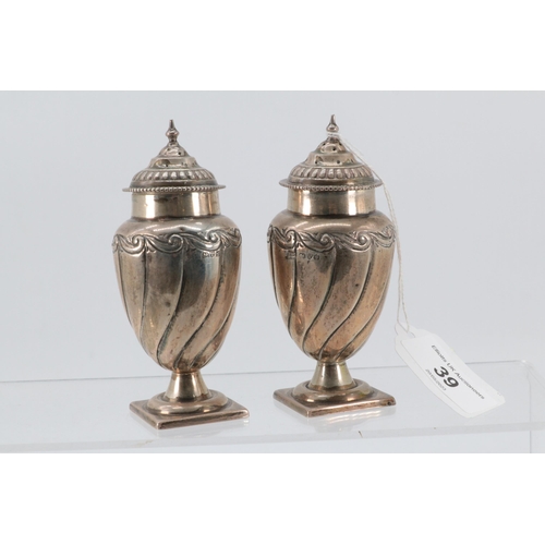 39 - Pair of silver salt and pepper pots, Chester 1909 John Millward Banks (approx. weight 105g)