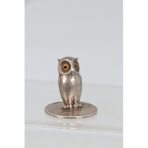 75 - Silver Owl menu/place name holder with glass eyes - Chester 1912