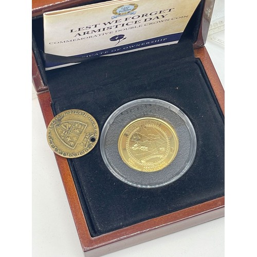 699 - A 9ct gold cased armistice day double crown (approx 4g) together with George III gaming token and a ... 