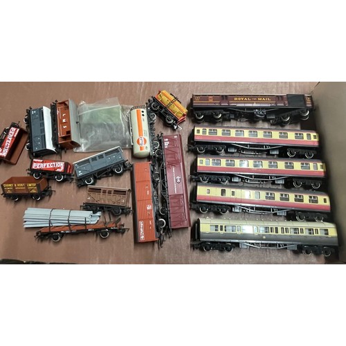 700 - A good quantity of loose 00 gauge Wagons, Carriages etc