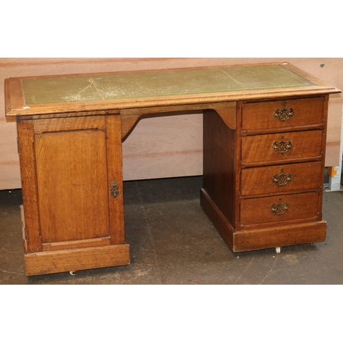 269 - Oak Knee hole desk measures approx. 133cm w x 60cm d x 74cm h