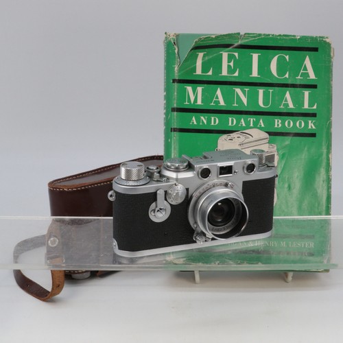 69D - Leica DBP Earnest Litz camera in leather case fitted Litz Elmar F=5cm 1:3.5 lens and a Leica manual ... 