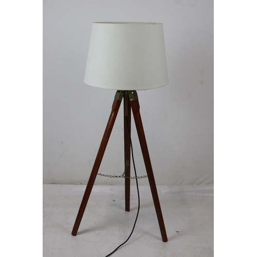 105 - A contemporary light on tripod bad measuring approx. 104cm tall. Trade = spares or reapirs.