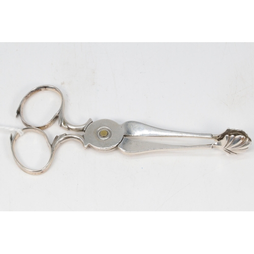 11 - A silver hallmarked pair of sugar tongs (approx. 25g)