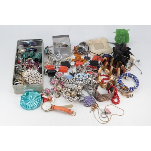 333 - Selection of costume jewellery to include brooches, pulsar wristwatch, necklaces etc