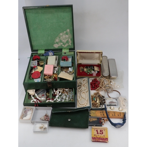 338 - A large quantity of costume jewellery and other collectable sundries