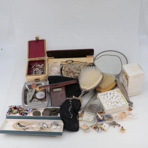 338 - A large quantity of costume jewellery and other collectable sundries