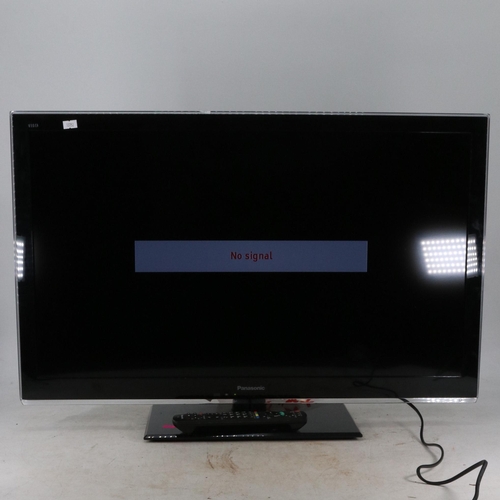 200 - Panasonic 32''LCD tv model number TX-L32E5B with remote and power lead TRADE/SPARES/REPAIRS