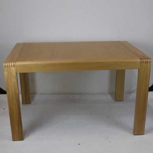 203 - Ercol extending dining table measures approx. 125cmW x 90cmD75cmH (extended 175cm)