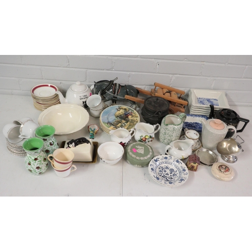 379 - Quantity of assorted sundries, mainly ceramics to include Wedgwood, Felix promotional items, Fenton ... 