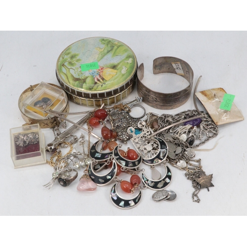 291 - A small selection of jewellery to include silver marcasite squirrel brooch, Mexican silver necklace,... 