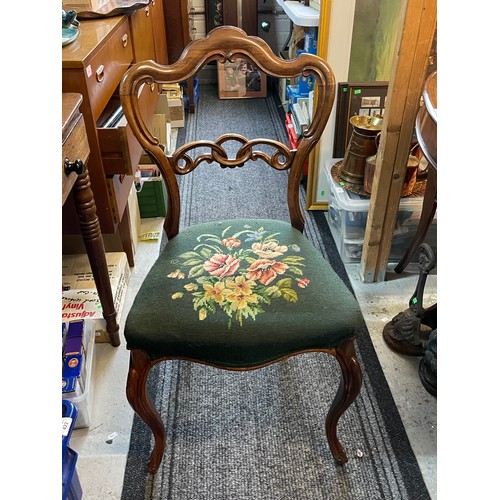 460 - Antique rosewood circular dining table together with four antique rosewood chairs Table measures app... 