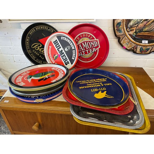 580 - A good quantity of assorted advertising trays to include Bass, Bulmers, Badger, Smiths etc