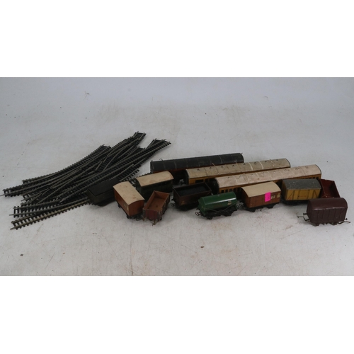 78 - Small quantity Rolling stock and track