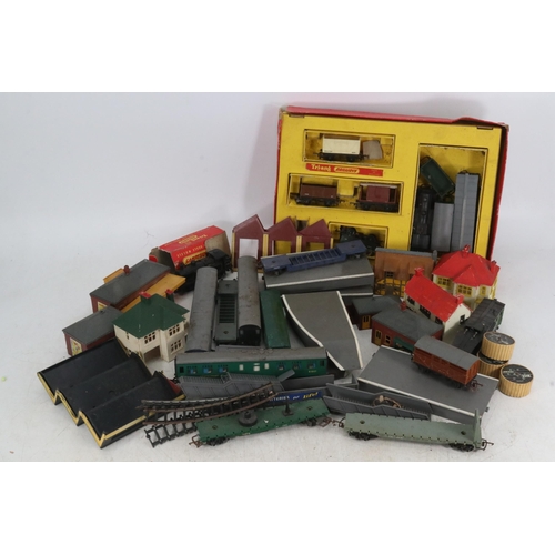 173 - Selection of Tri-ang 00 gauge railway items