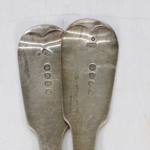 30 - A pair of silver hallmarked table spoons (approx. weight 135g)