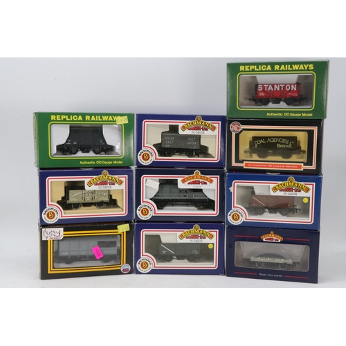 413 - Selection of boxed 00 Gauge wagons and accessories