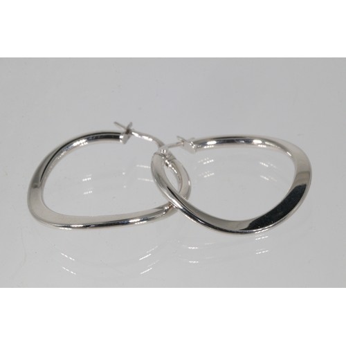 204 - Pair of white gold 9ct earrings (approx. weight 1.7g)