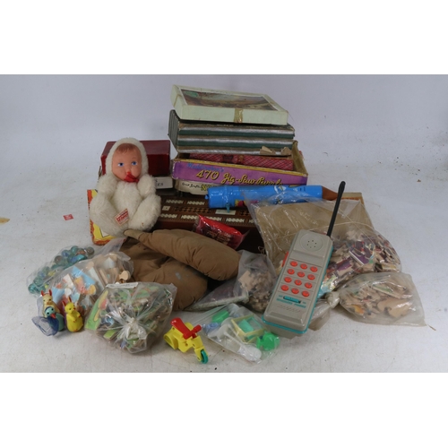 209 - A collection of vintage toys and games