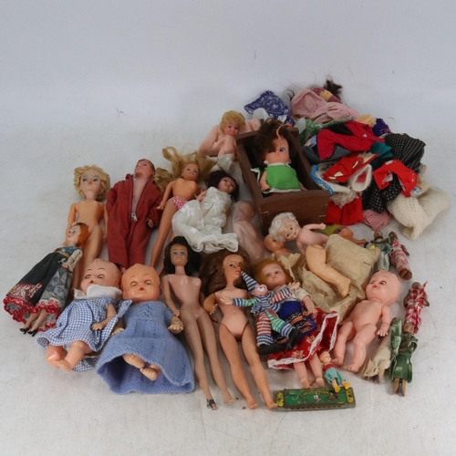 215 - A collection of assorted dolls and clothing