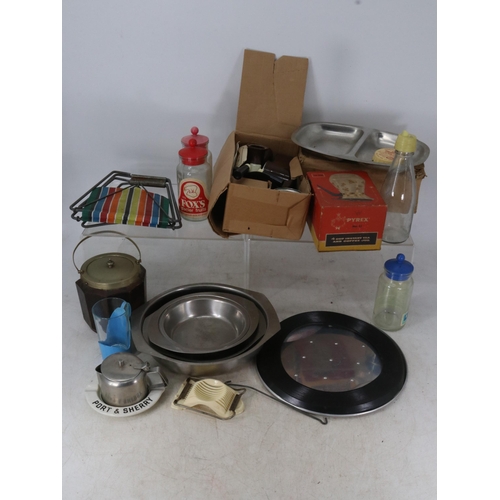 254 - A good quantity of assorted kitchenalia.