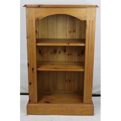 153 - Small pine bookcase with adjustable shelves measures approx. 62cmW x 32cmD x 99cmH