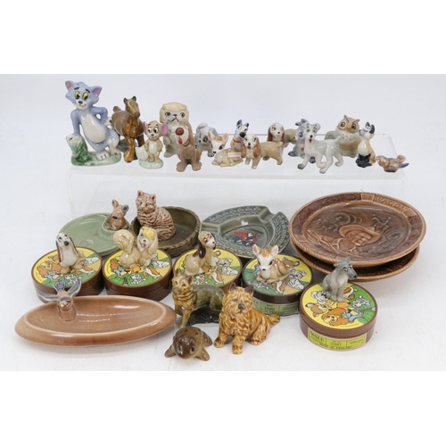 43 - Wade whimsies including Tom and Jerry, several Hat box series wades from the 1980s, together with ot... 