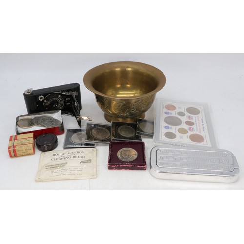 199 - Kodak 127 bellows camera, Rolls razor boxed, brass Chinese bowl, festival of Britain coin and other ... 