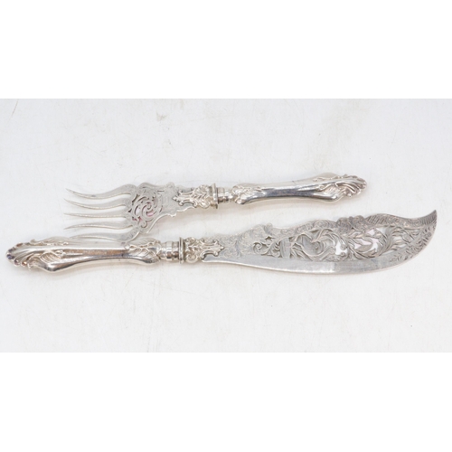 26 - A pair of silver hallmarked fish servers with silver blades and handles (total weight approx. 286g)