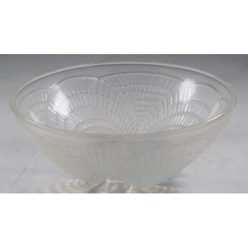 66 - R. Lalique France opalescent moulded dish (approx. diameter 16cm, Height 7cm)