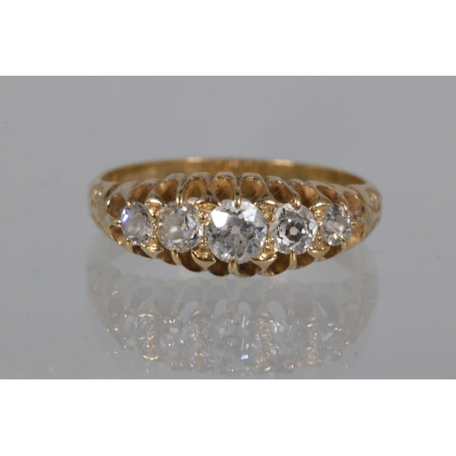 181F - 18ct gold ring set with 5 graduated diamonds, size n/o