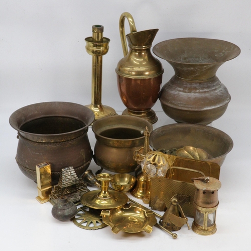 417 - A quantity of assorted brass and metal ware to include jugs, planters assorted