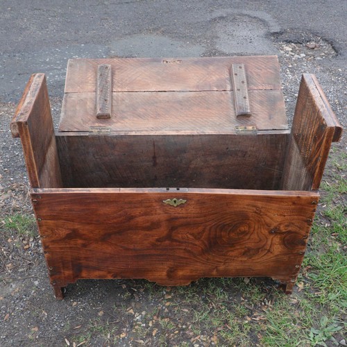 415 - Storage trunk with lift up top