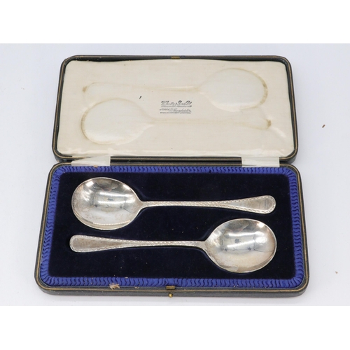 34 - A silver hallmarked pair of soup spoons in fitted case. (approx. weight 145g)