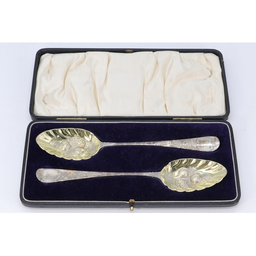 35 - A cased silver pair of Georgian Berry spoons. (approx. weight 115g)