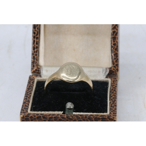 211 - 9ct gold gents shield shape ring