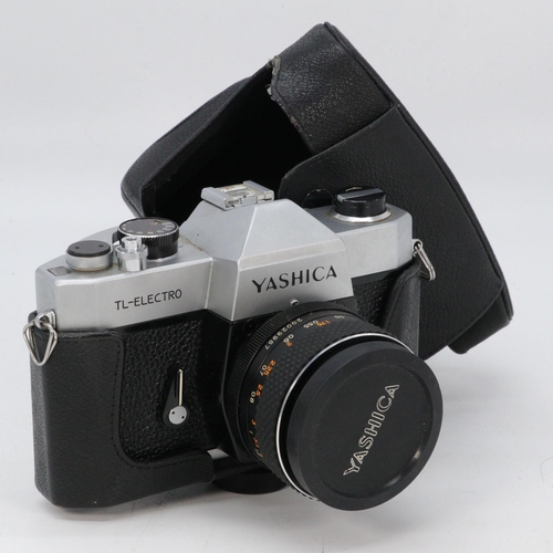 239 - A Yashica TL-Electro camera in original box together with a Yashica flash - 0 - set